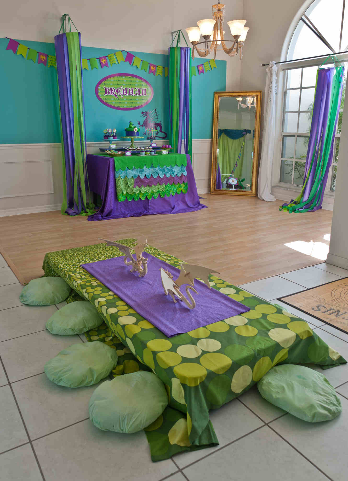 Decora con candelabros de serpentinas y cintas - LaCelebracion.com